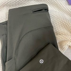 LULU-LEMON LEGGINGS WITH POCKETS.